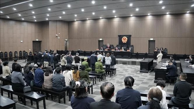 Hanoi court cuts sentences in ‘rescue flight’ bribery case