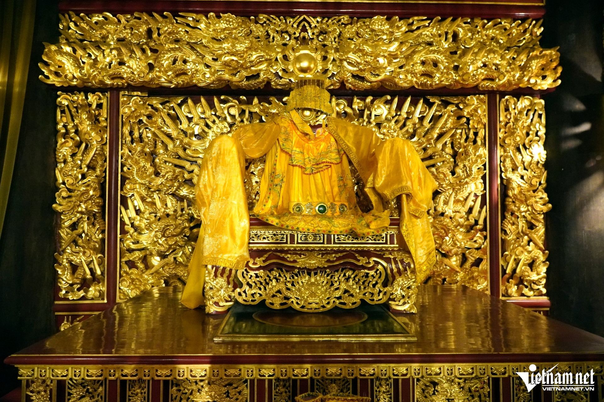 W-a3Chiêm ngưỡng chính điện dát vàng.JPG.jpg