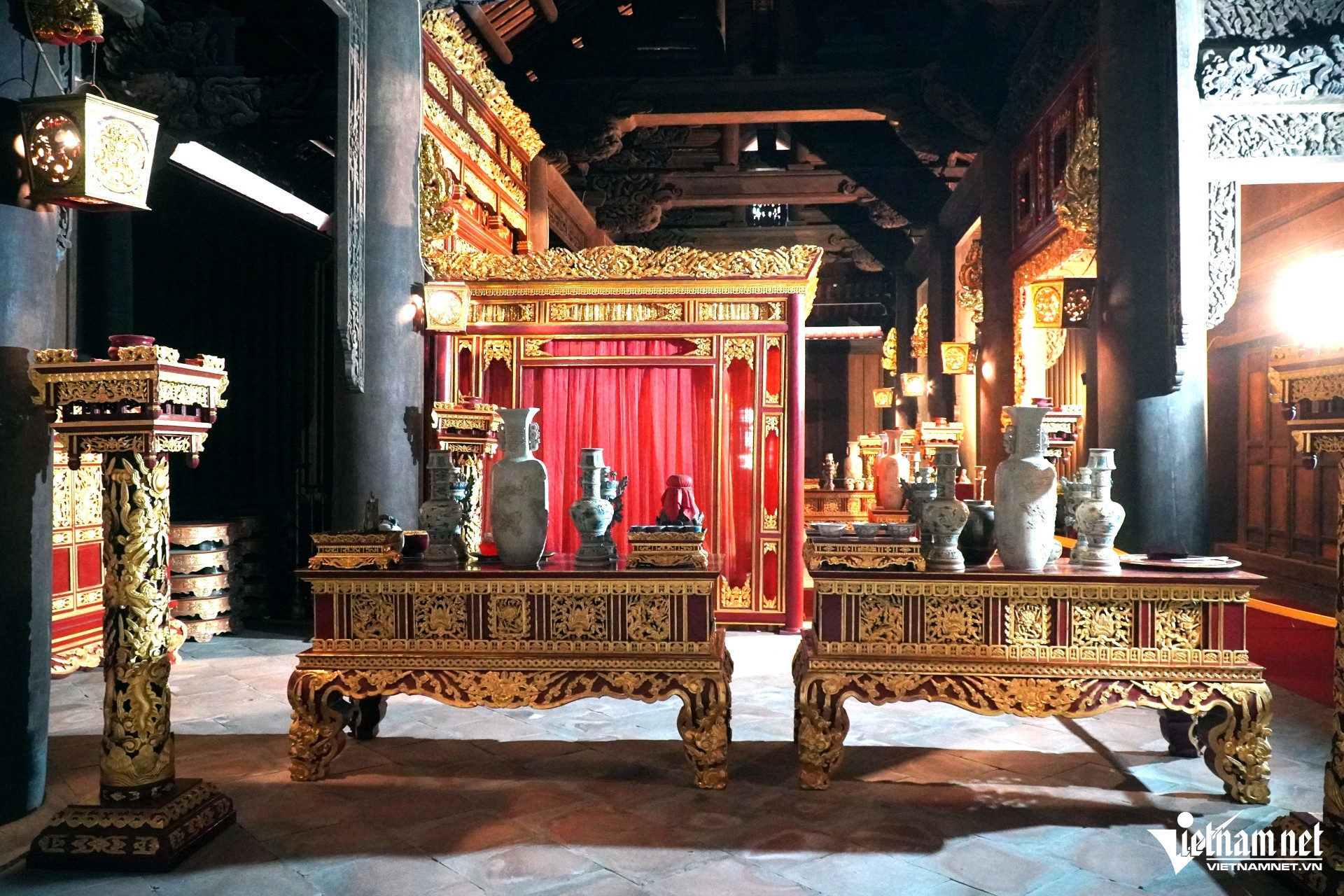 W-a8Chiêm ngưỡng chính điện dát vàng.JPG.jpg