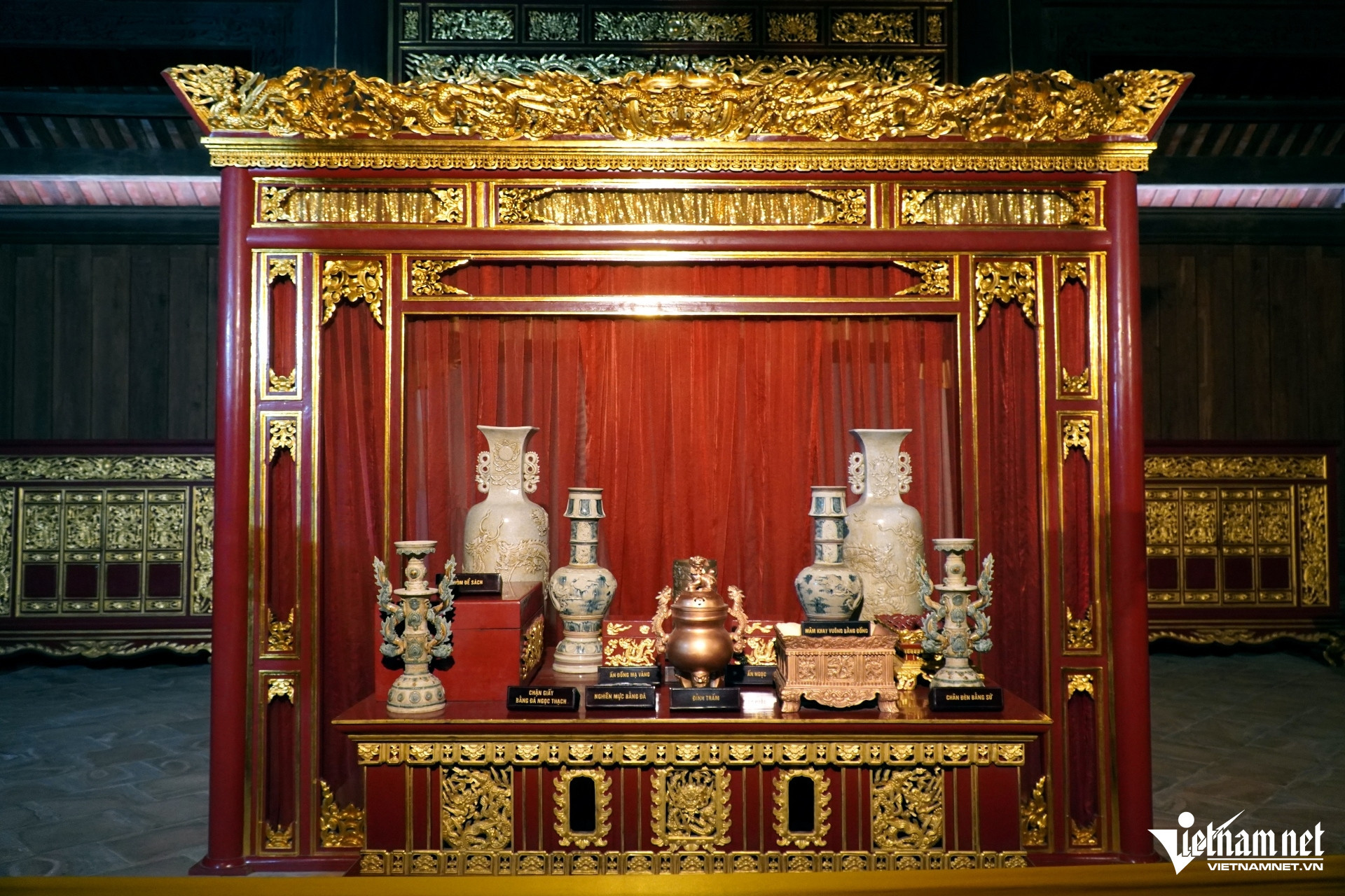 W-a6Chiêm ngưỡng chính điện dát vàng.JPG.jpg