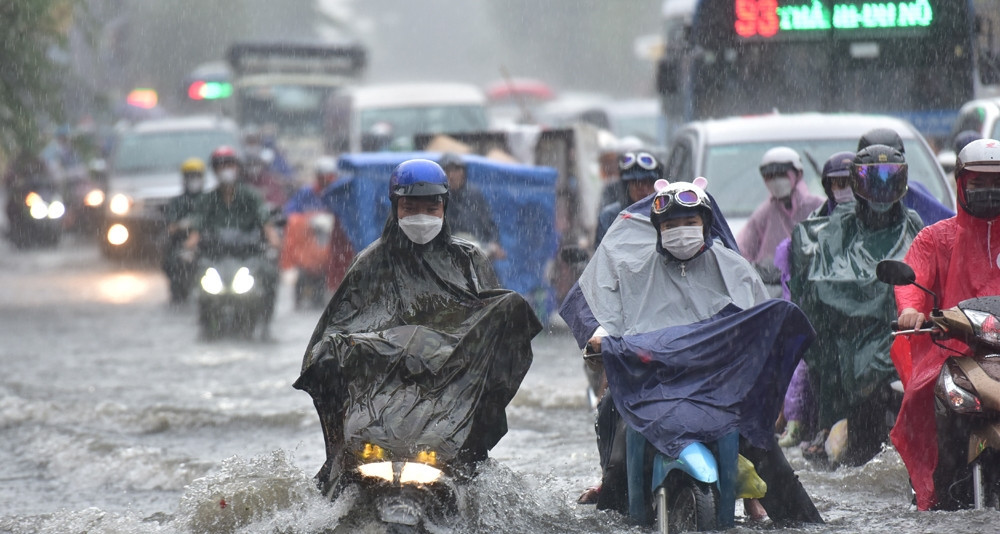 Weather alert: Rain deluge for North, heatwave persists in Central Vietnam