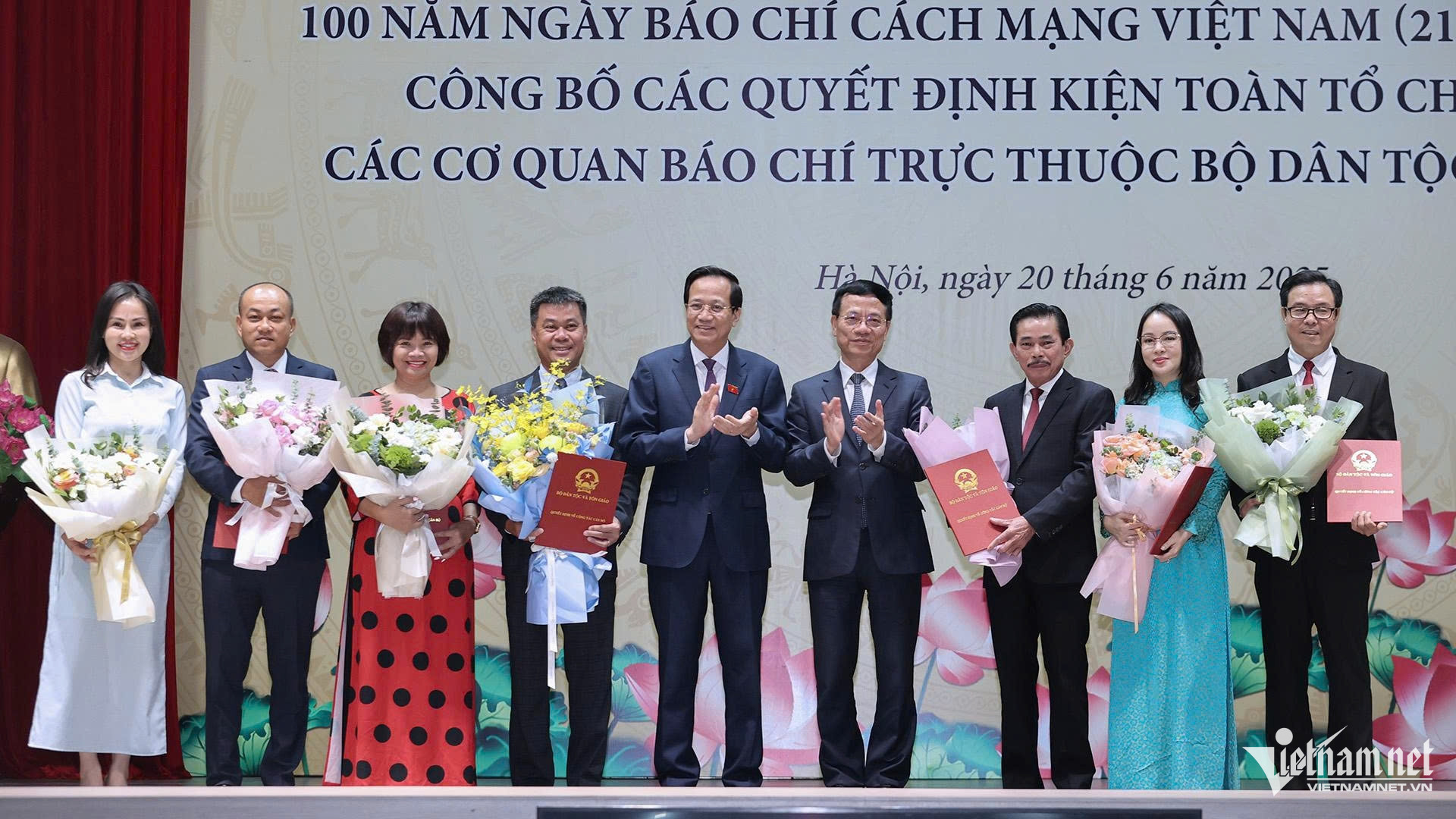 W-Hai Bo truong chuc mung bo nhiem.jpg