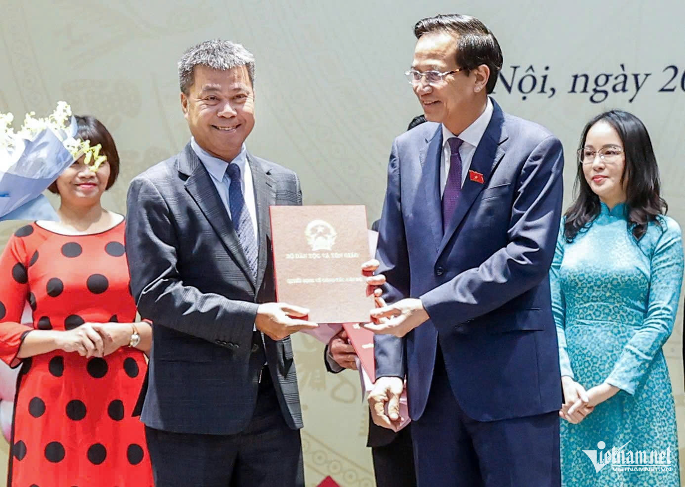 W-Bo truong trao QD bo nhiem TBT Nguyen Van Ba.jpg