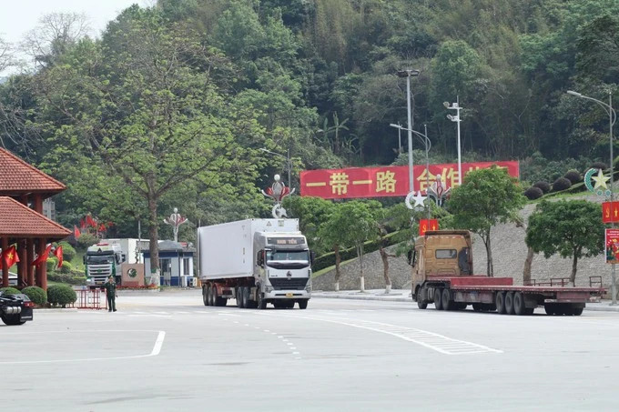 Trucks carrying goods through Lang Son’s border gates reach record high
