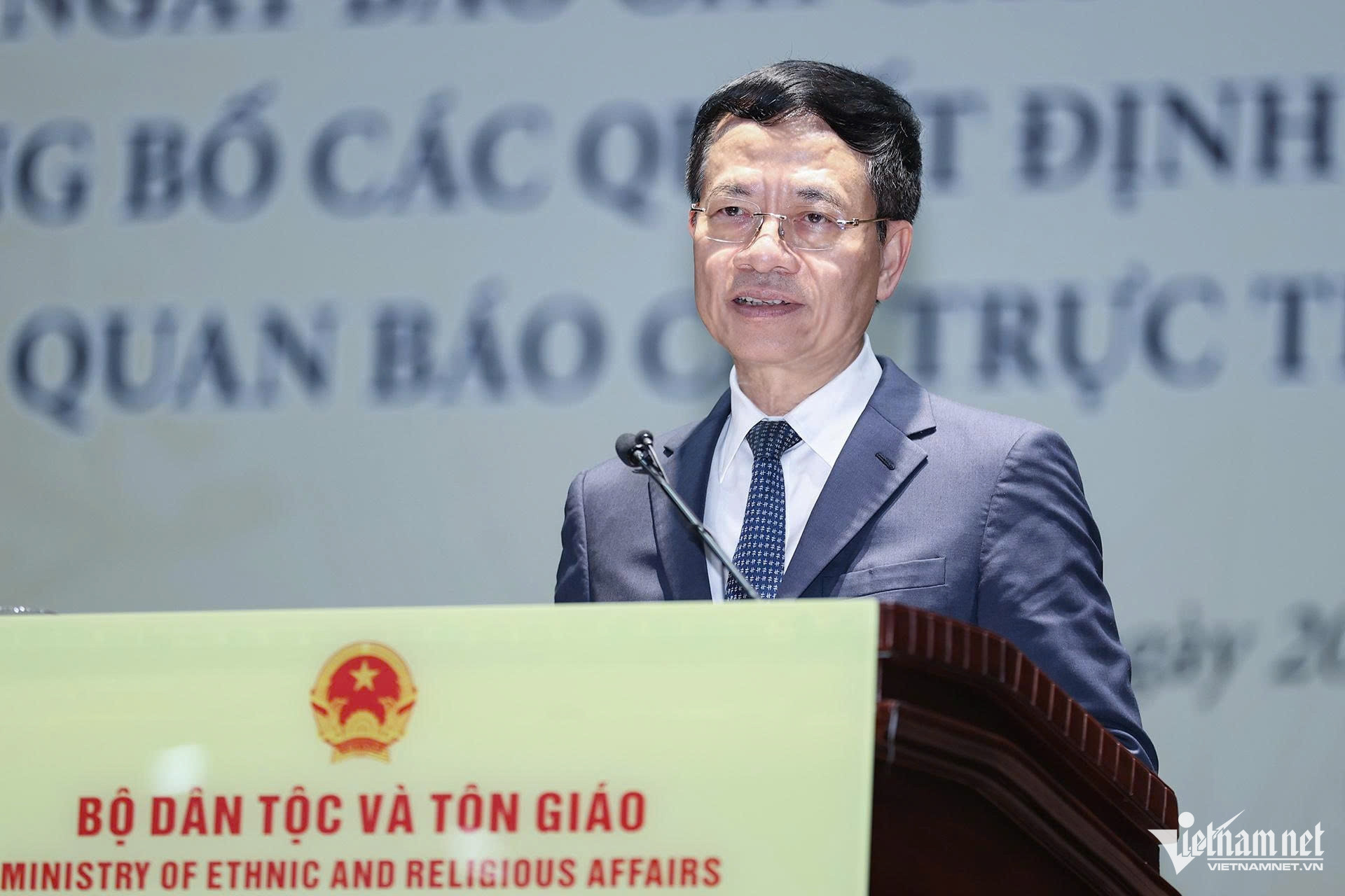 W-Bo truong Nguyen Manh Hung.jpg