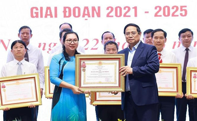 Prime Minister Pham Minh Chinh awards the third-class Labour Order to the Party Committees, administrations and people of the districts with outstanding achievements in the movement