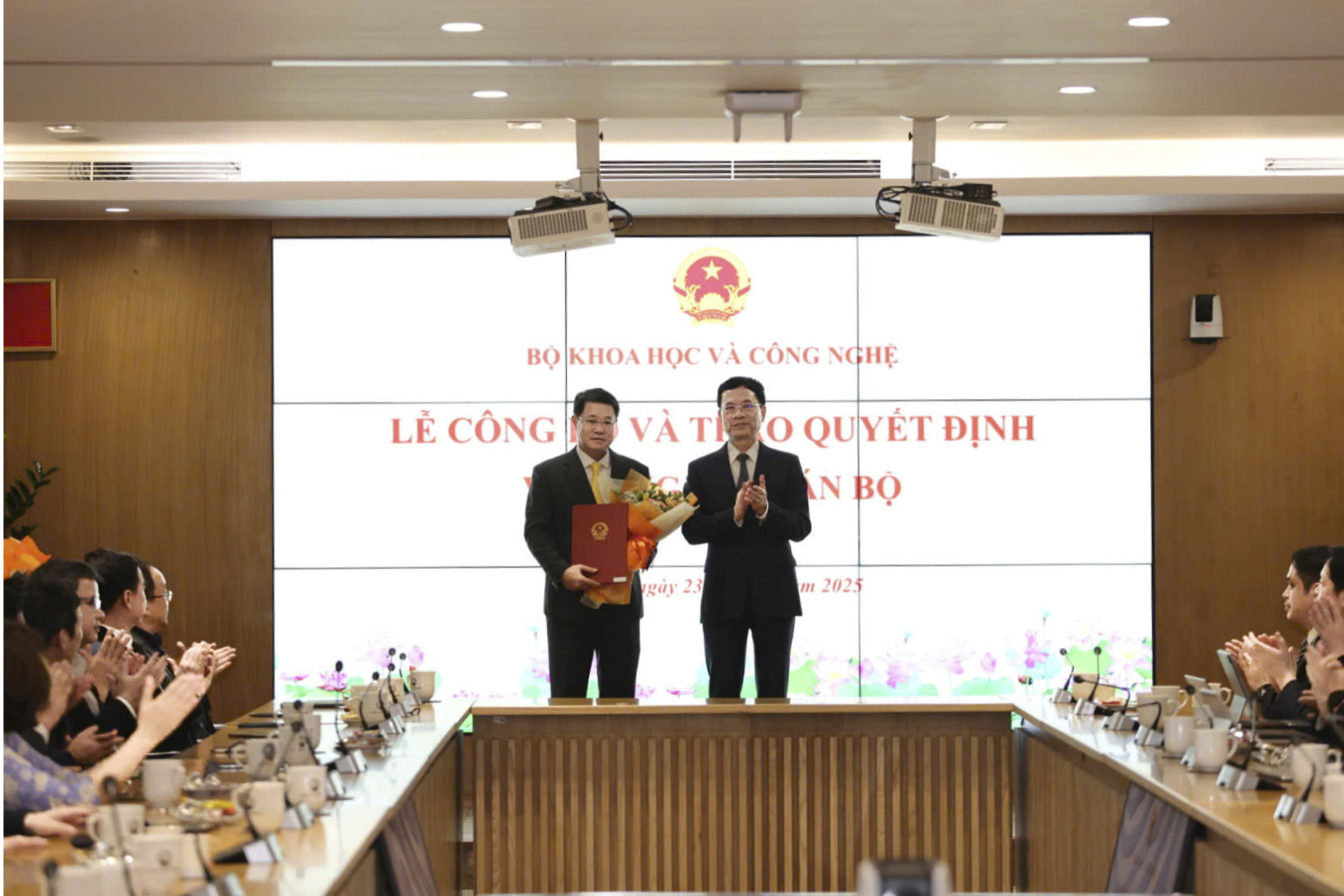 Bộ trưởng Nguyễn Mạnh Hùng trao quyết định bổ nhiệm cho ông Nguyễn Trường Giang.jpg