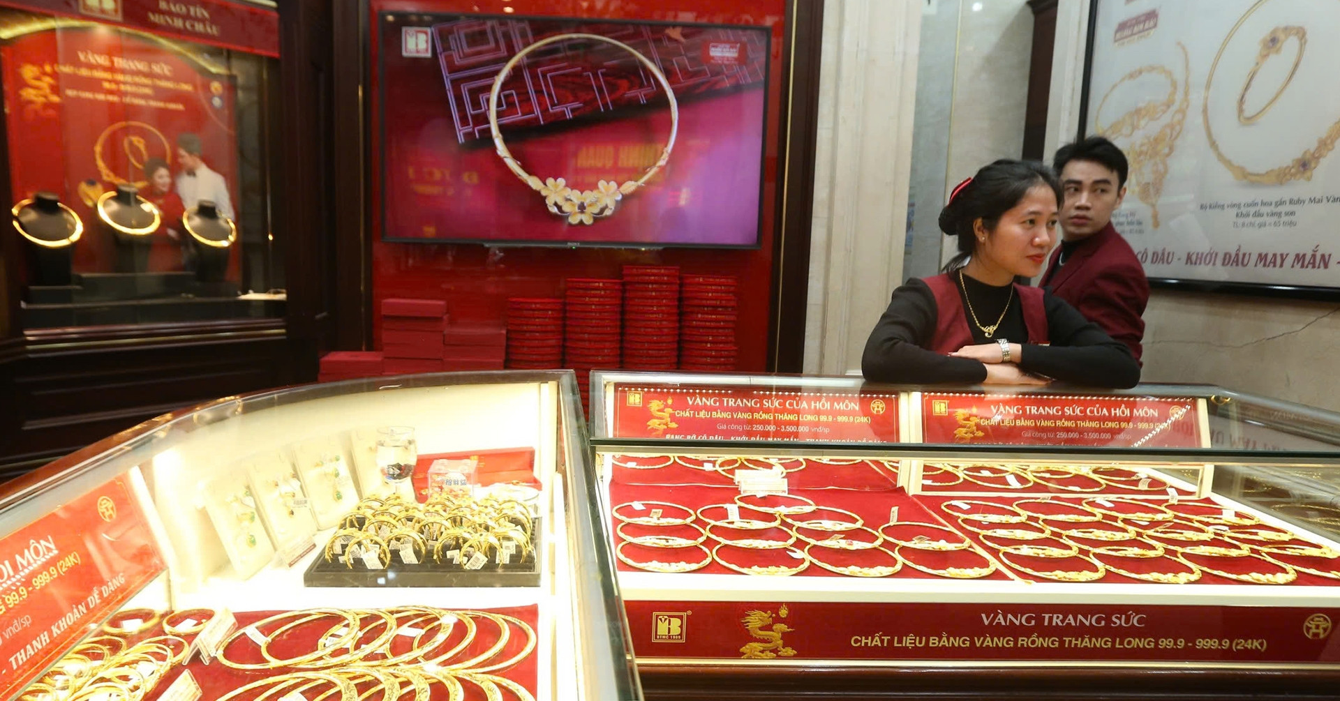 Gold dips despite war worries: Experts explain short-term correction