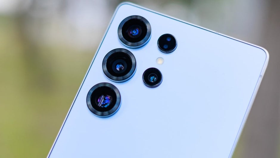 iPhone narrows RAM gap with Galaxy S amid AI demands