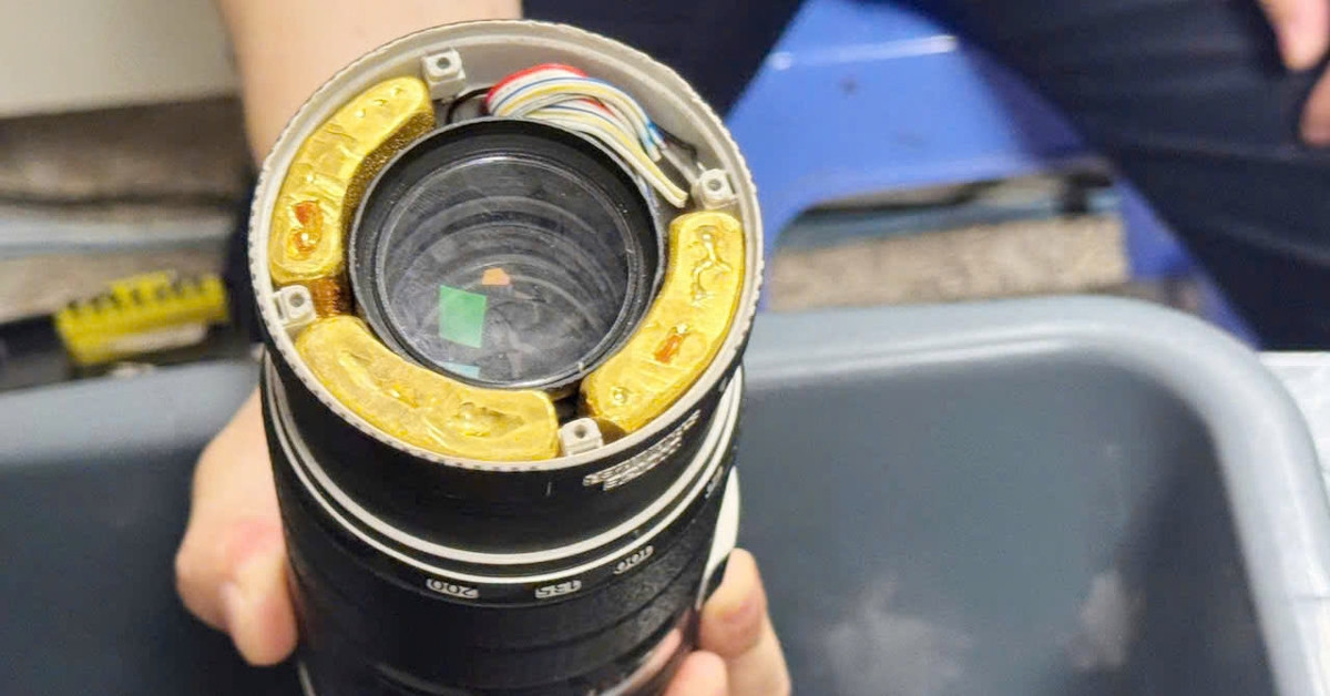 Taiwanese man caught hiding 2kg of gold in camera lenses at Hanoi airport