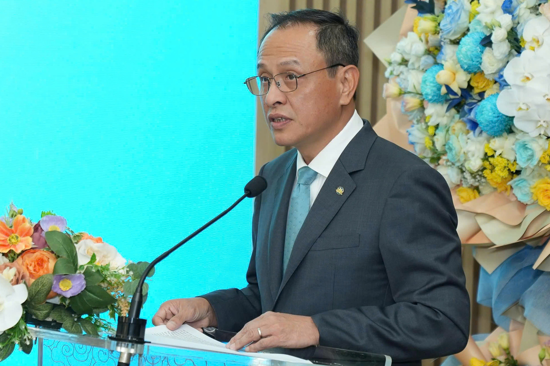 3. VNA cam kết giữ vững vai trò là hãng hàng không quốc gia hàng đầu, cung cấp dịch vụ chất lượng cao, góp phần phát triển kinh tế và khẳng định vị thế của Việt Nam.jpg