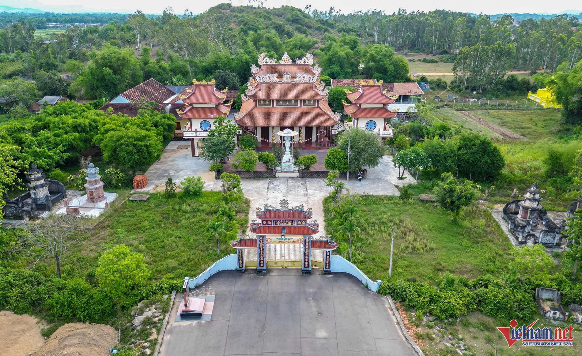 vietnam pagoda.jpg