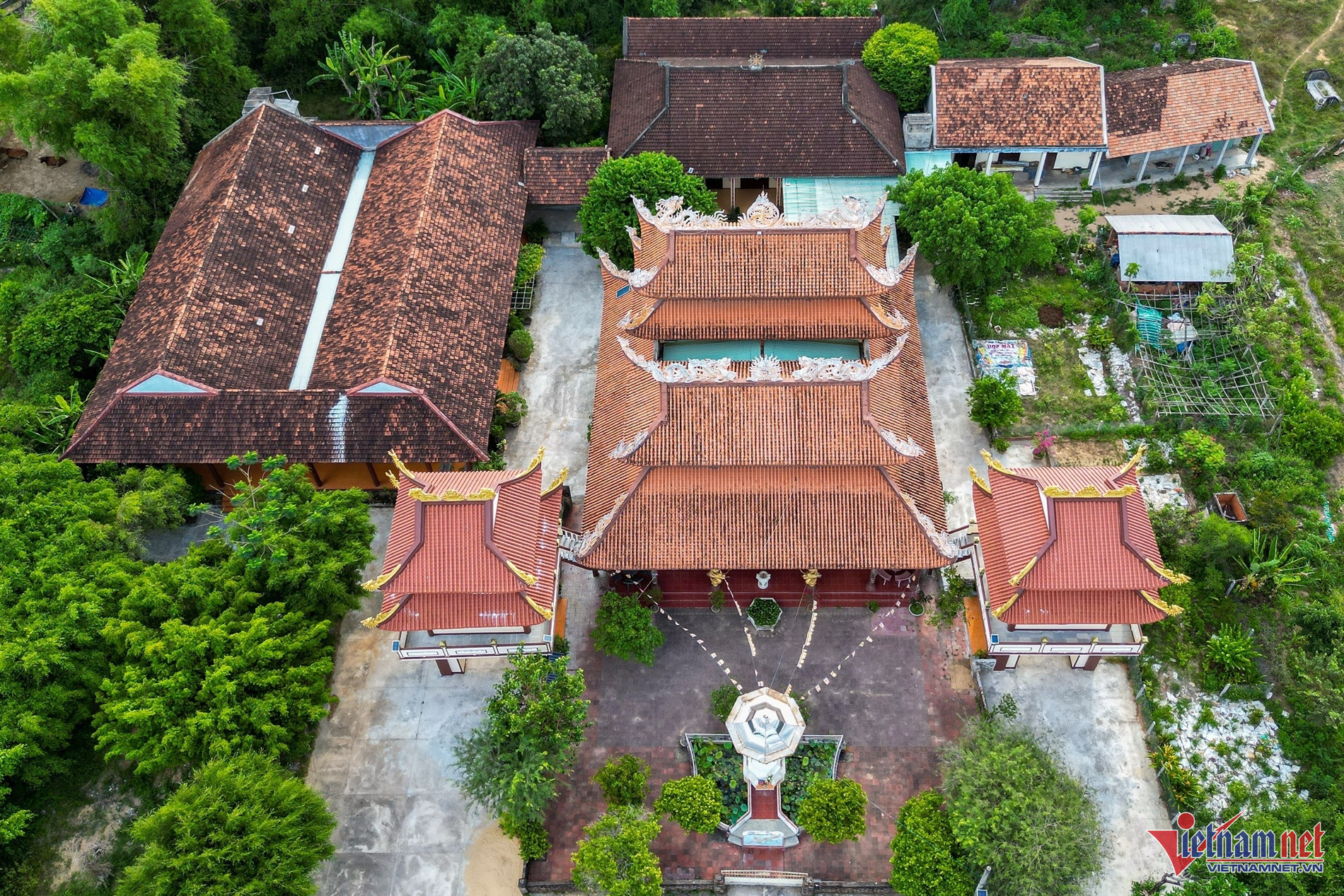 vietnam pagoda.jpg7.jpg