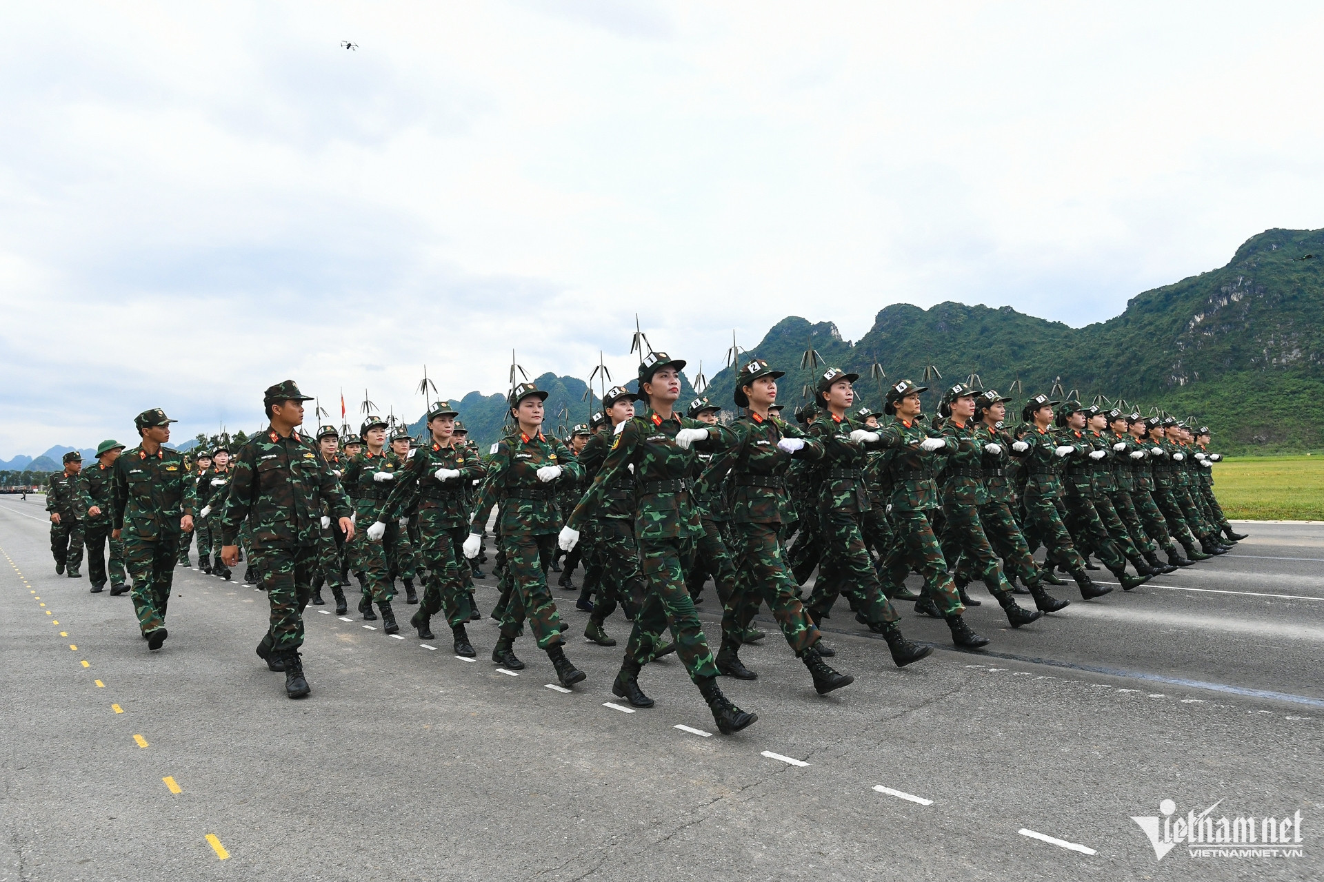 vietnam parade2.jpg