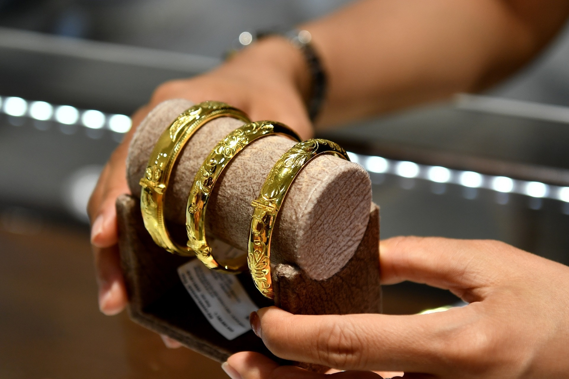 Gold prices plummet despite escalating Middle East tensions