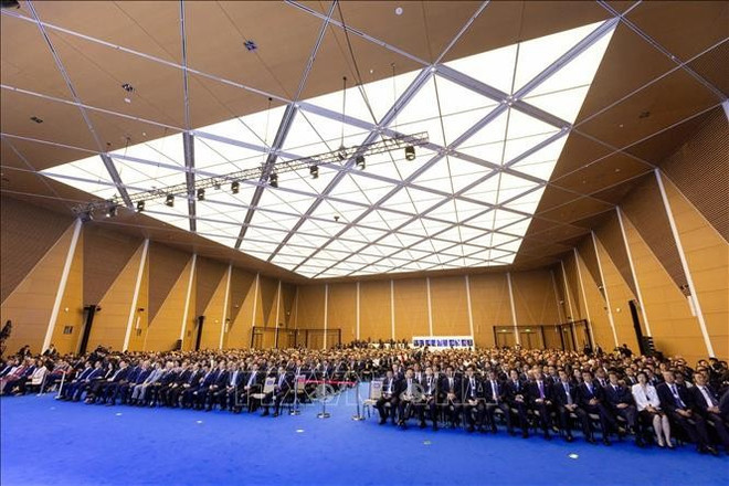 2-pm-pham-minh-chinh-wef-tianjin-2025-vna.jpg