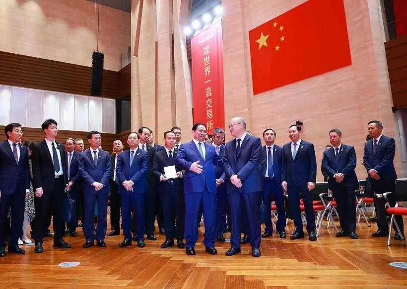 PM visits Shanghai stock exchange, financial centre