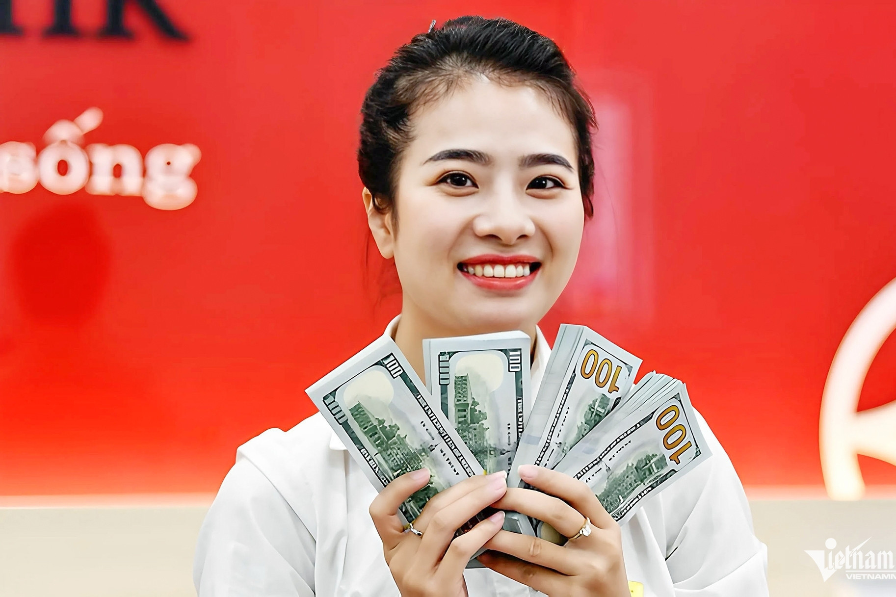 Bank dollar price exceeds VND26,300, the highest ever recorded