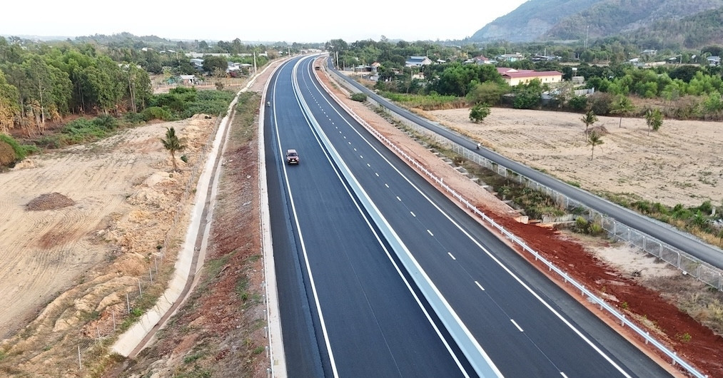 Vietnam approves three major expressways to connect merged provinces