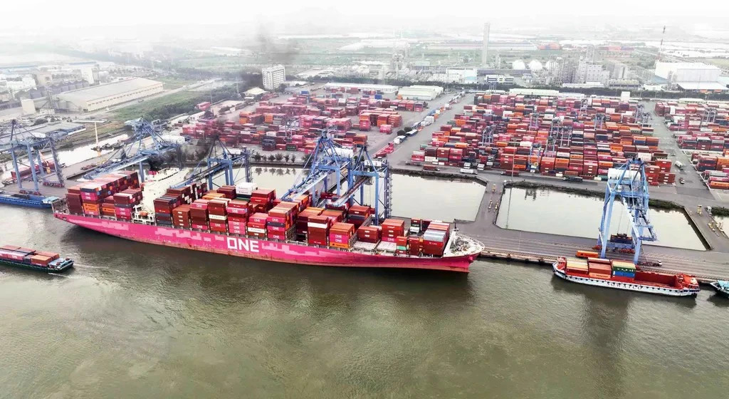 Volume of goods through seaports surges during US tariff pause