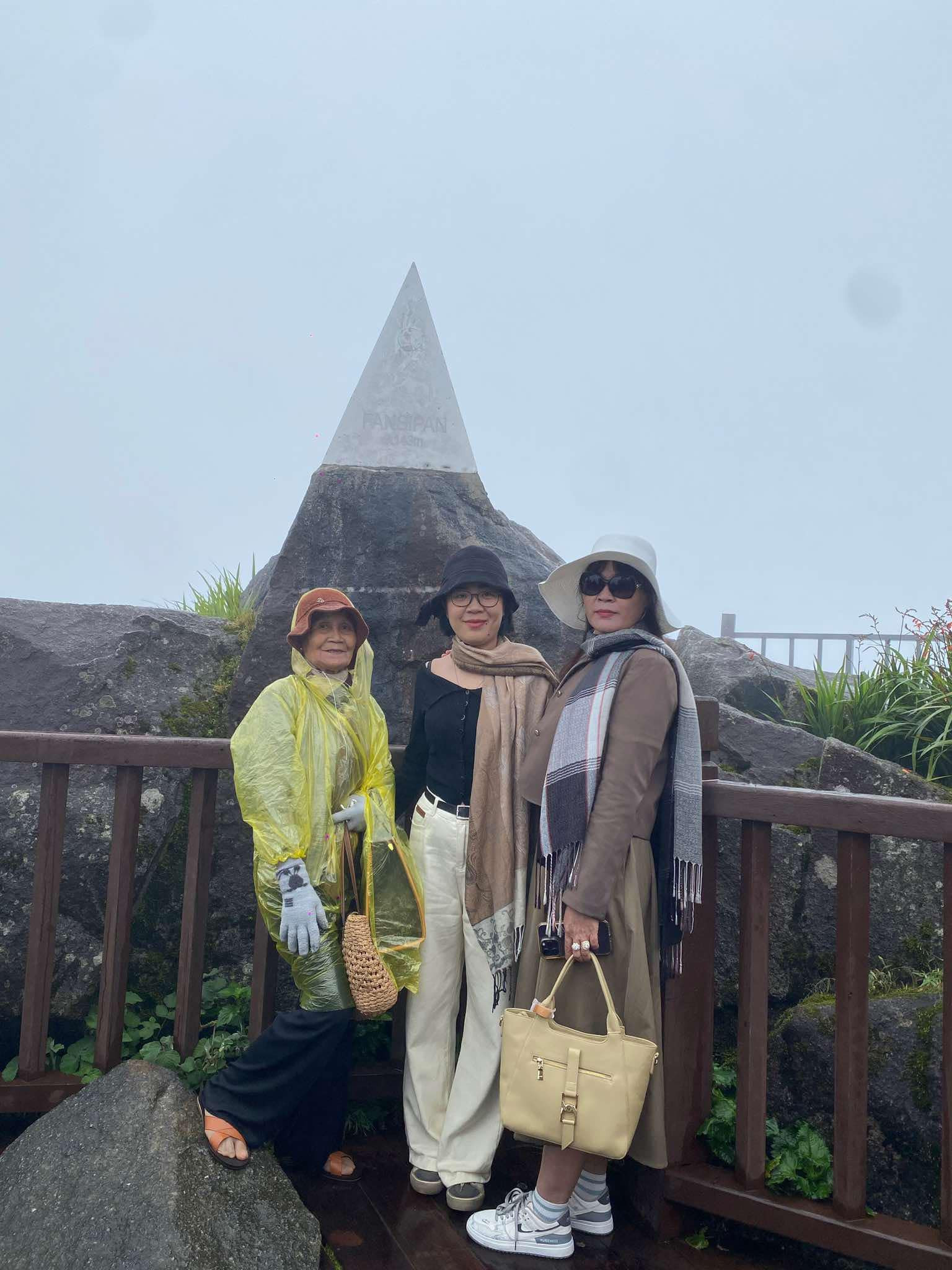 3 bạn thân u80 đi du lịch