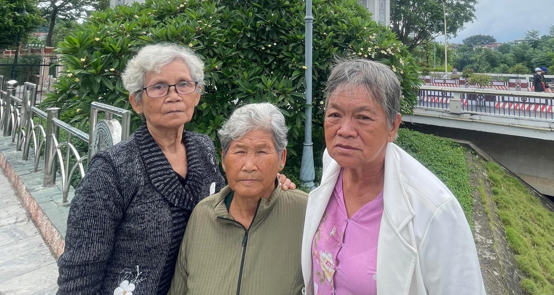 Three lifelong friends in their 70s travel across Vietnam, brave Fansipan