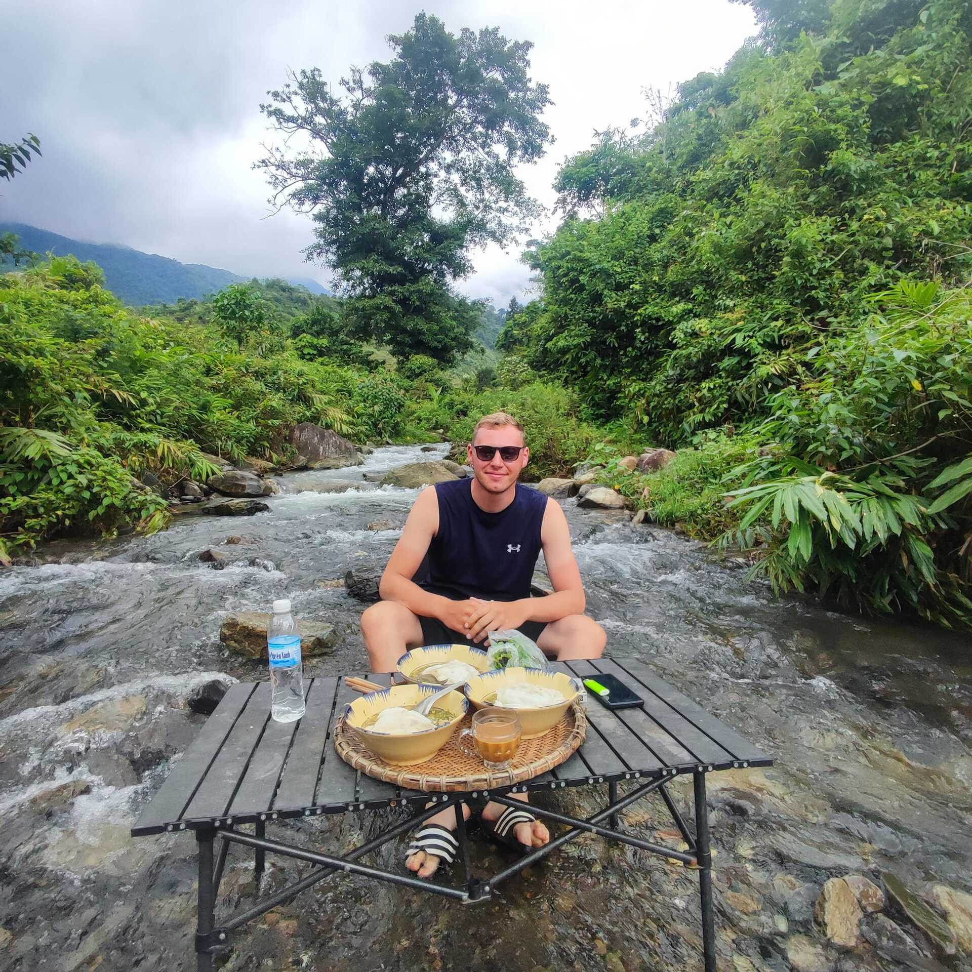 chàng trai dao tiền làm homestay