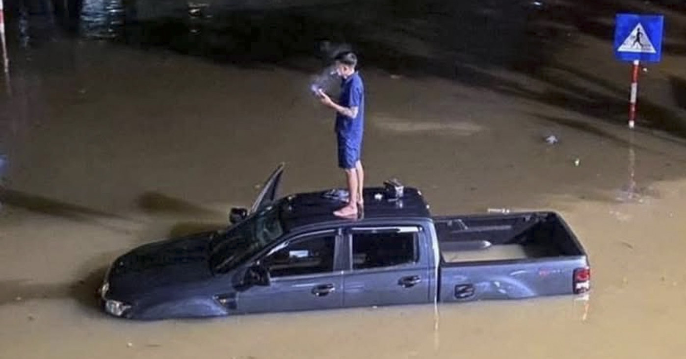 Thai Nguyen city submerged as floods reach car rooftops
