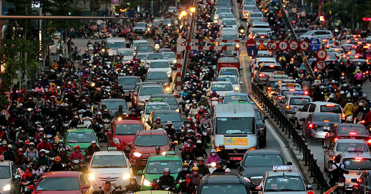 Experts weigh in on Hanoi’s proposed hard lane separation for vehicles