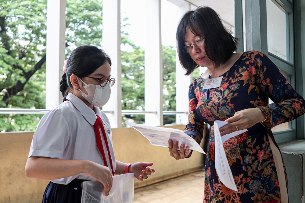 Secondary school entrance exam begins, top students in fierce competition