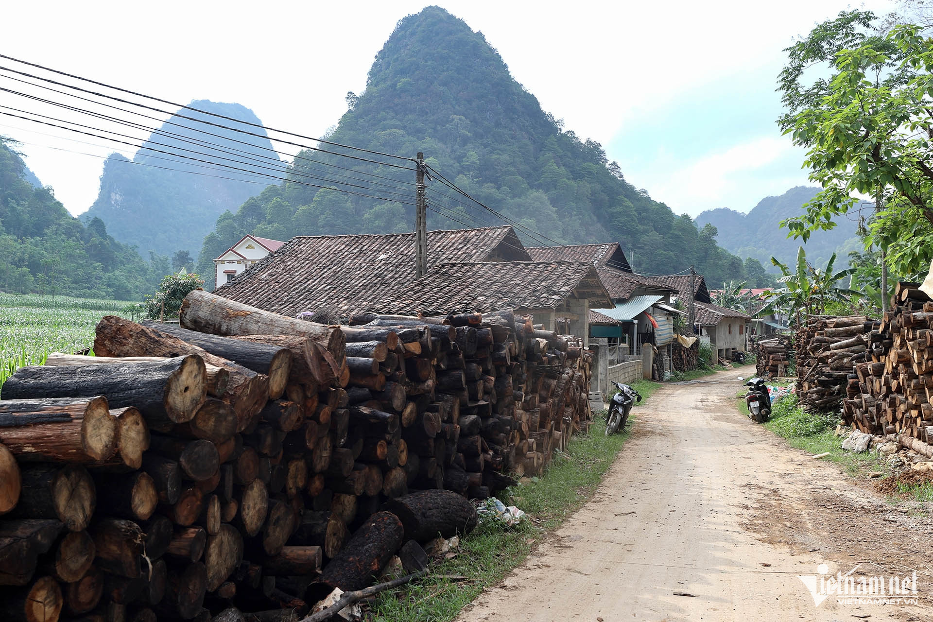 W-Làng nghề ngói âm dương Lũng Rì 1.jpg