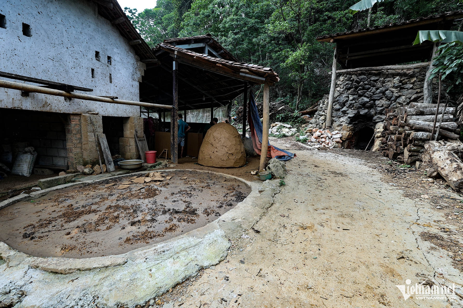 W-Làng nghề ngói âm dương Lũng Rì 13.jpg