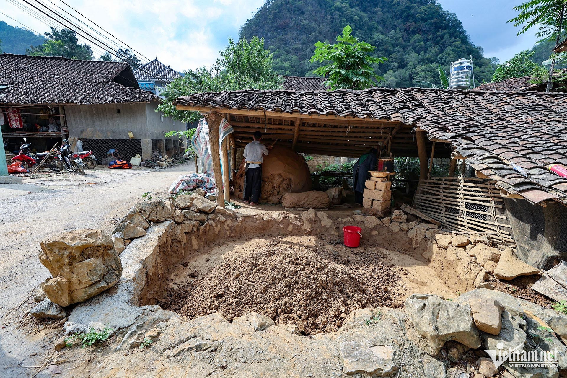 W-Làng nghề ngói âm dương Lũng Rì 2.jpg