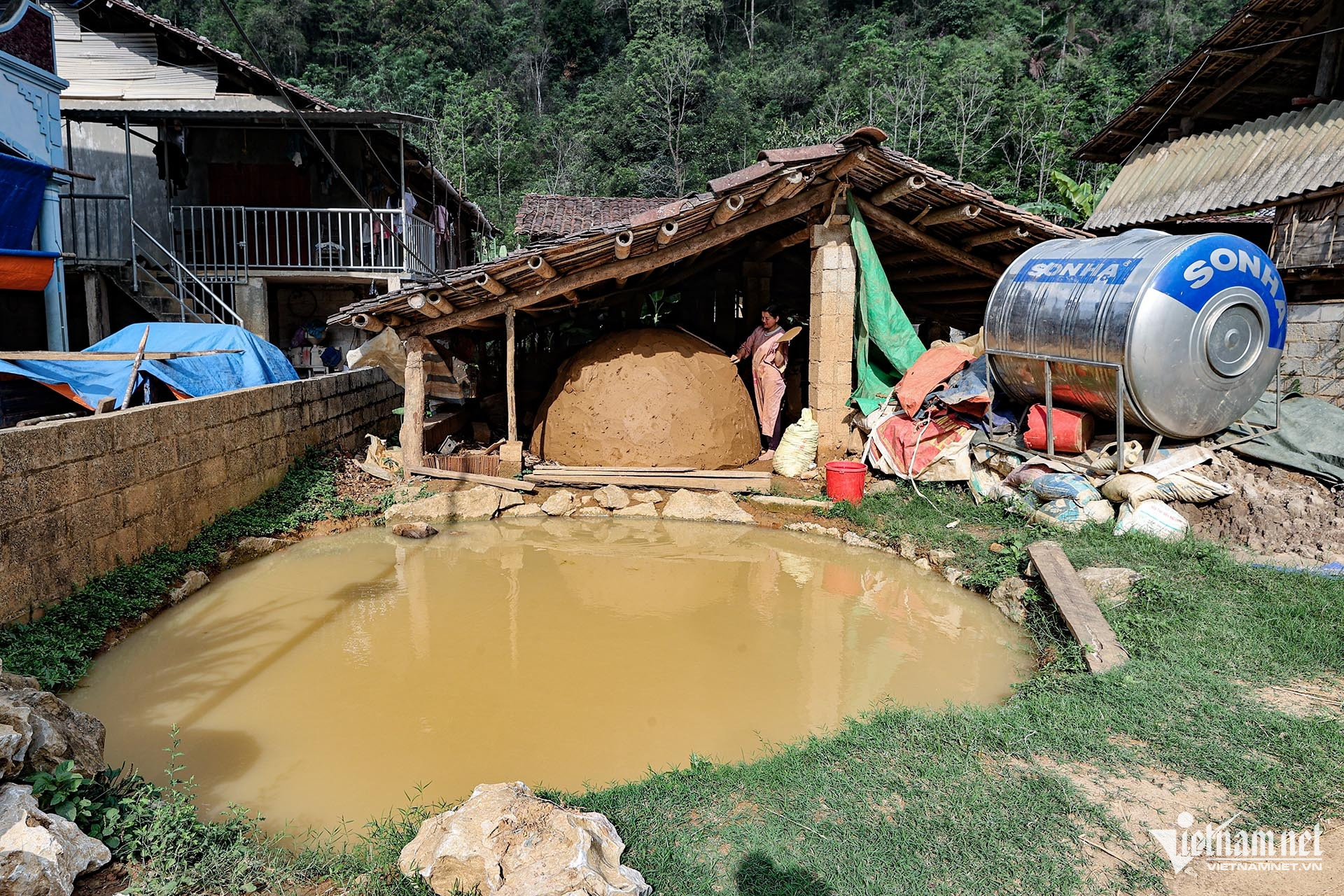 W-Làng nghề ngói âm dương Lũng Rì 4.jpg