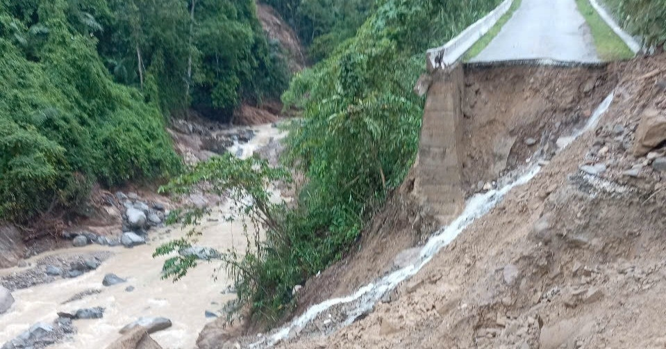 Flash floods destroy road, isolate students in Nghe An province