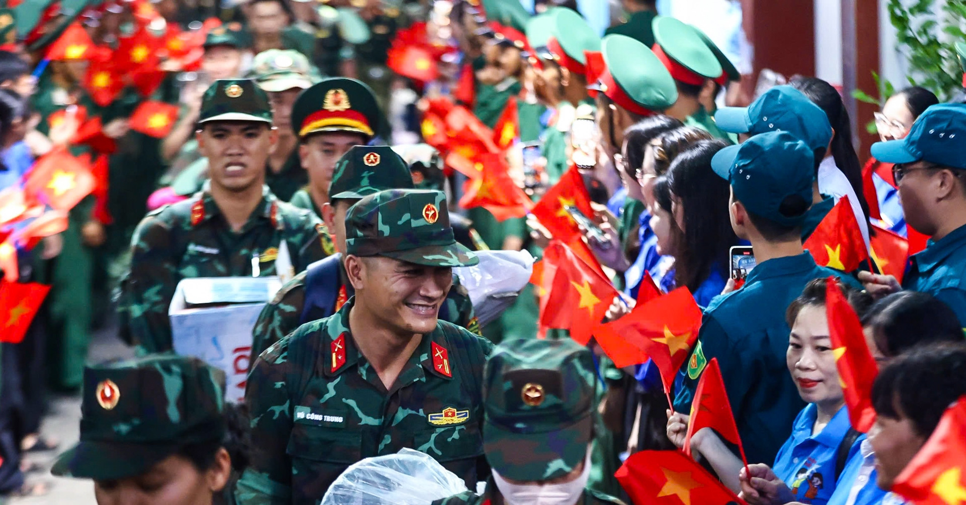 Vietnamese soldiers head to Hanoi for National Day military parade training