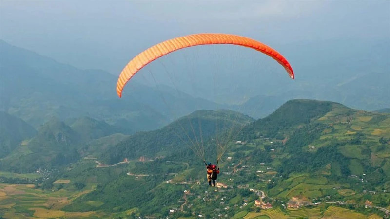 Paragliders showcase Vietnam’s central charm