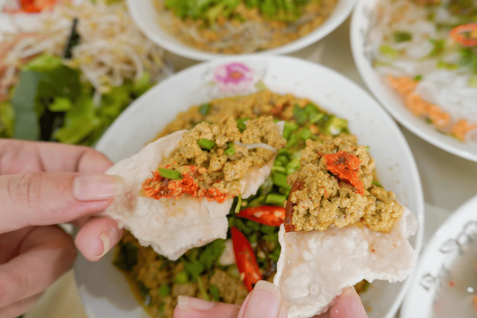 Japanese expat tries Quy Nhon delicacy for only VND54,000 for 3 bowls