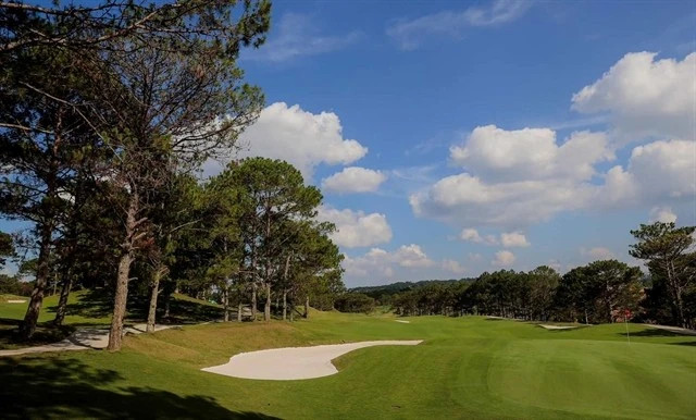 Golfers tee up for national championship titles