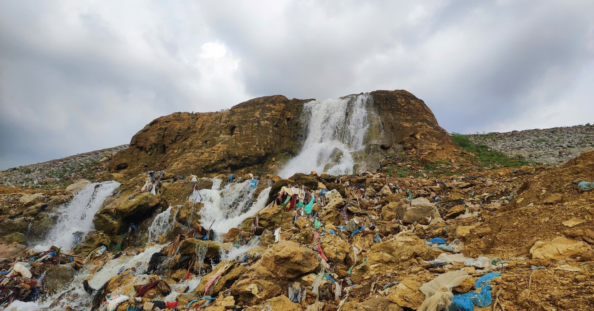 Hoa Binh Lake recedes 40m: record low reveals land, supports dam expansion