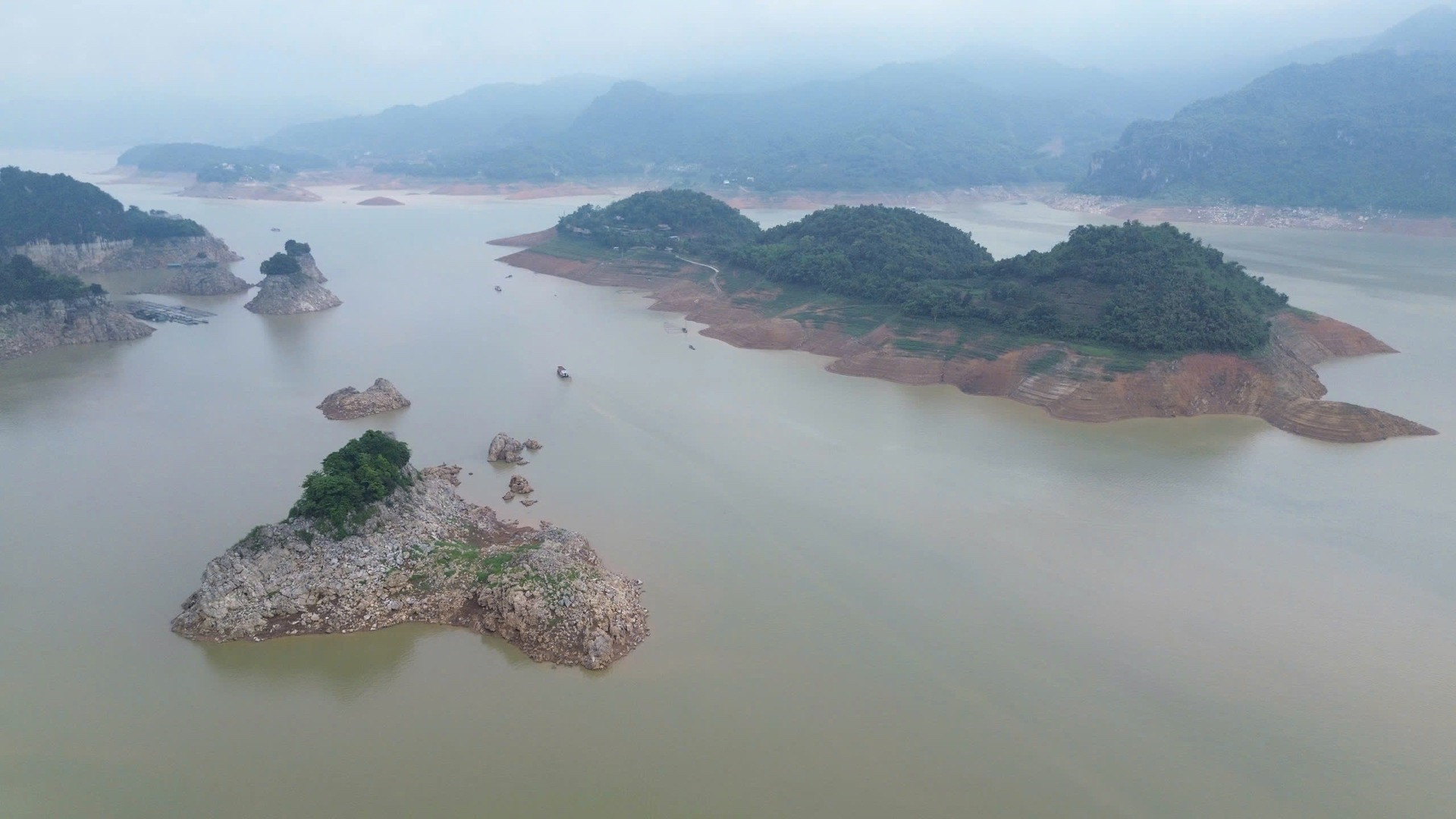 hoa binh reservoir.jpeg