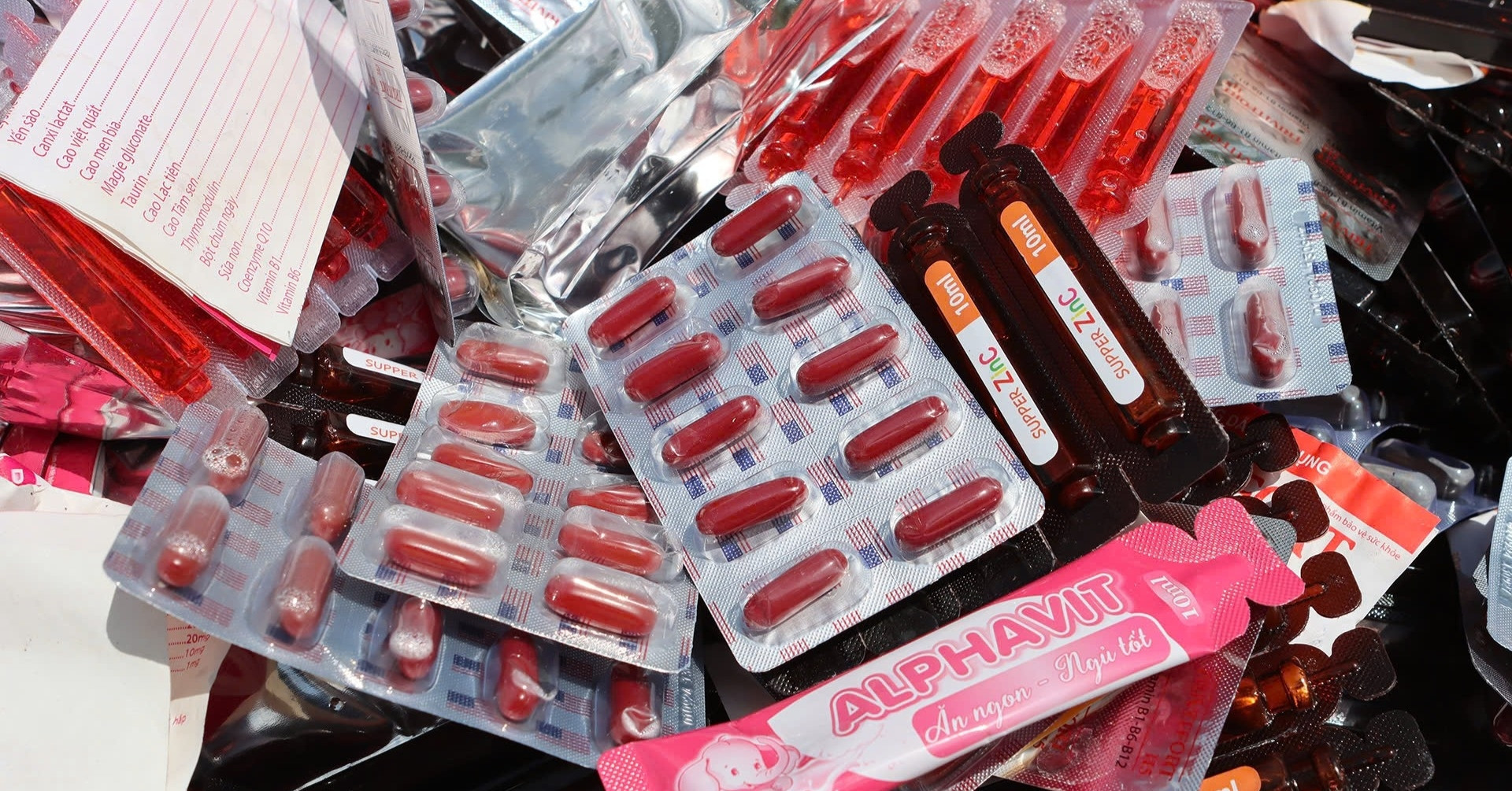Man caught dumping large stash of pharmaceuticals in Ho Chi Minh City