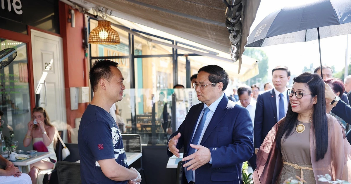 PM Pham Minh Chinh visits family of Vietnamese national in France