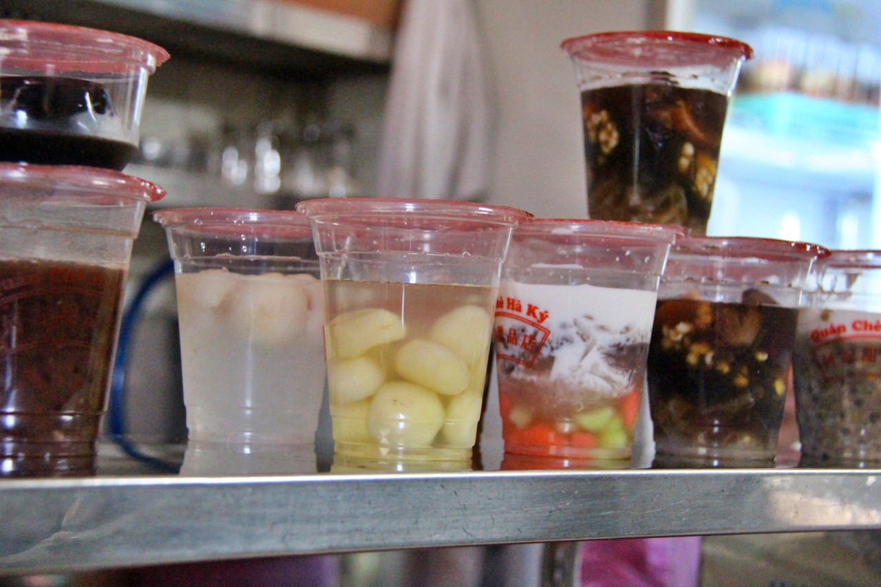 The mother-daughter dessert shop behind Saigon’s iconic black sweet soups