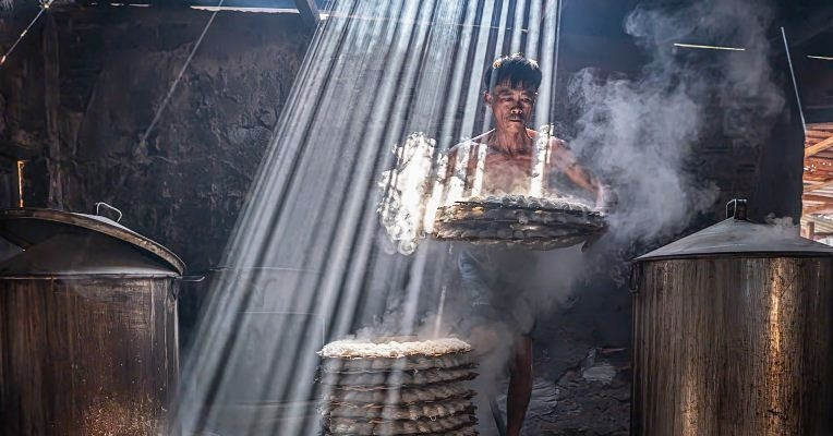 Vietnamese photographer wins global award for photo of traditional banh hoi