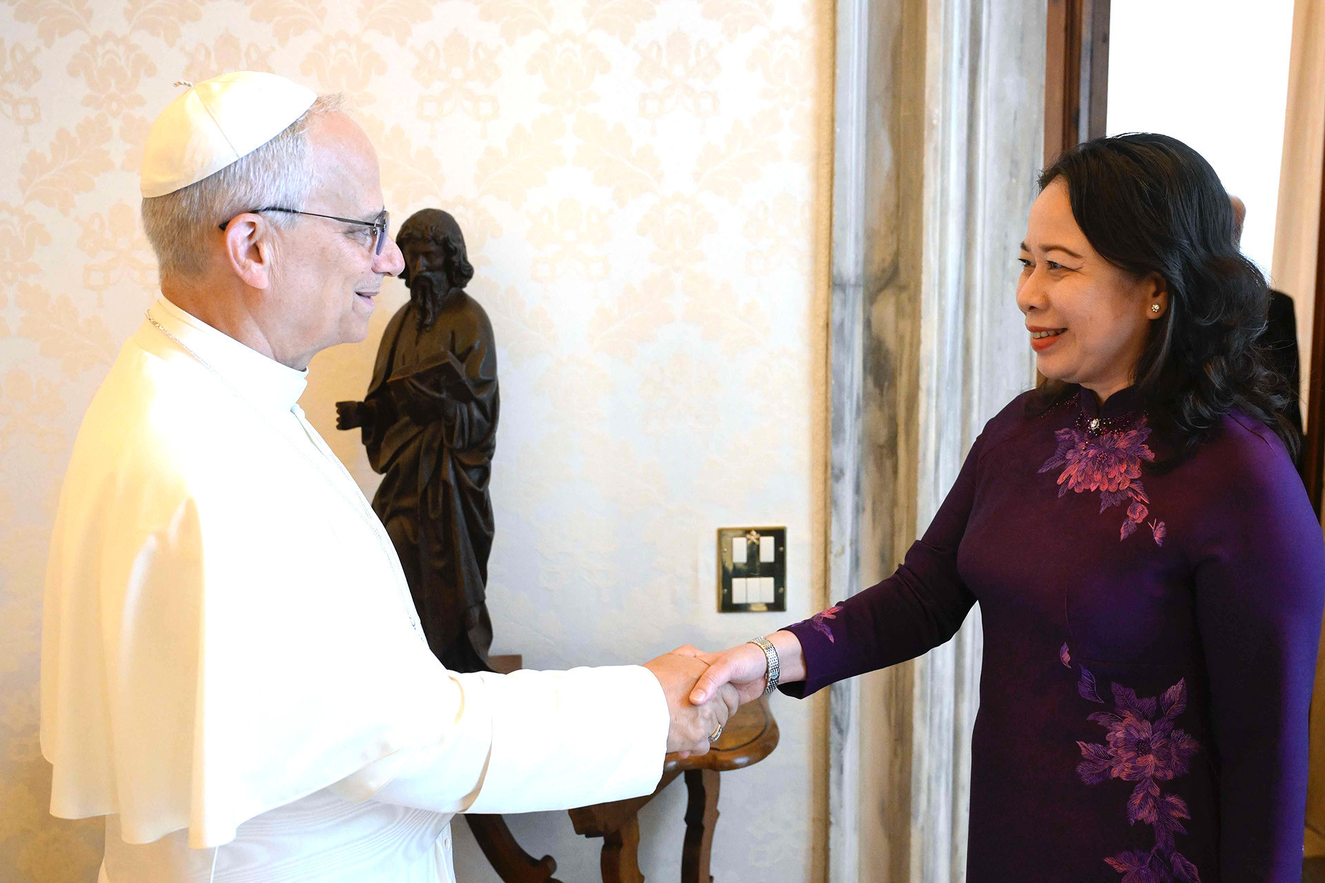 PCTN bắt tay Giáo hoàng.jpg