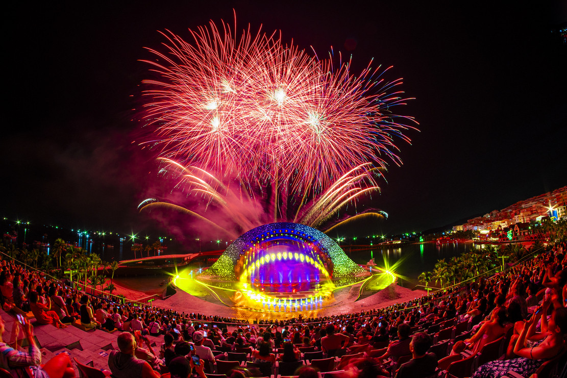 show kiss of the sea phu quoc (1).jpg