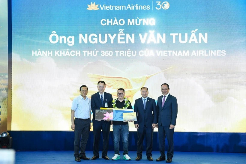 Vietnam Airlines welcomes 350 millionth passenger after 30 years of operation