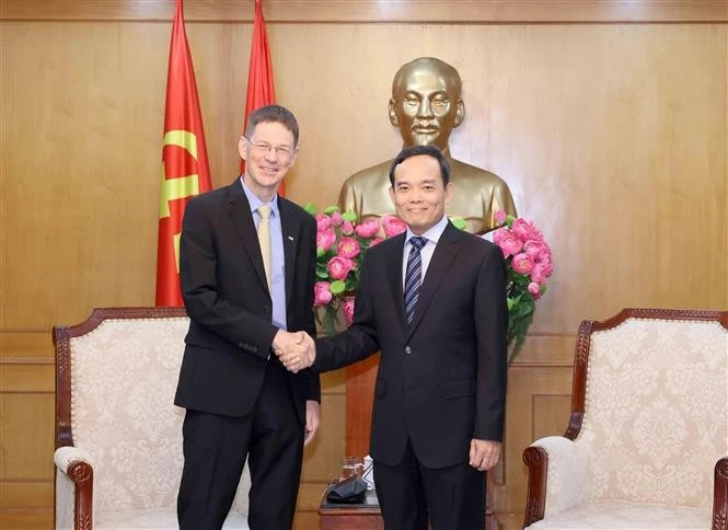 Vietnam pledges support for AES investment in green energy