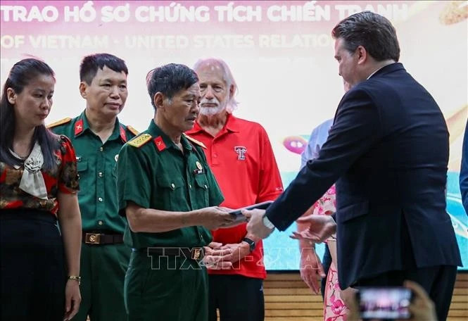 Exhibition traces 30 years of VN-US diplomatic ties